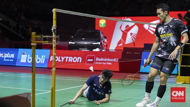 Tunggal putra Kanada, Victor Lai, berhasil meraih gelar juara Indonesia Open 2026 setelah mengalahkan wakil tuan rumah, Jonatan Christie, pada partai final yang berlangsung di Istora Senayan, Jakarta, Minggu (7/6). Victor tampil dominan dan menang du