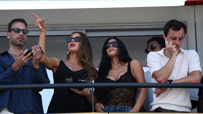 Kim Kardashian menunjukkan dukungannya kepada sang kekasih, pembalap Formula 1 Lewis Hamilton.