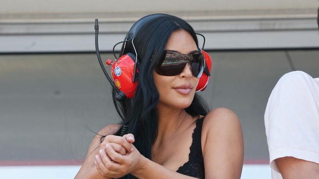 Formula One F1 - Monaco Grand Prix - Circuit de Monaco, Monaco - June 6, 2026 Kim Kardashian is seen during qualifying REUTERS/Jakub Porzycki/Pool