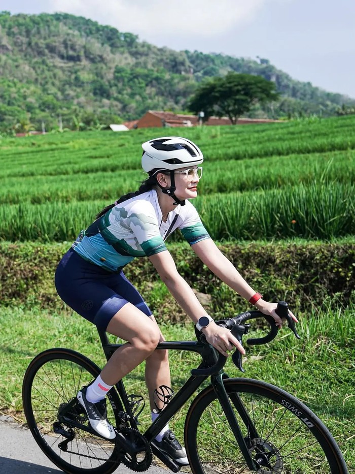 Luna Maya tampil saat&nbsp;bersepeda&nbsp;dengan jersey dan biker shorts.&nbsp;Outfit cycling ini dikenakannya dengan aksesori berupa smartwatch dan helmet untuk keselamatan/Foto: instagram.com/lunamaya