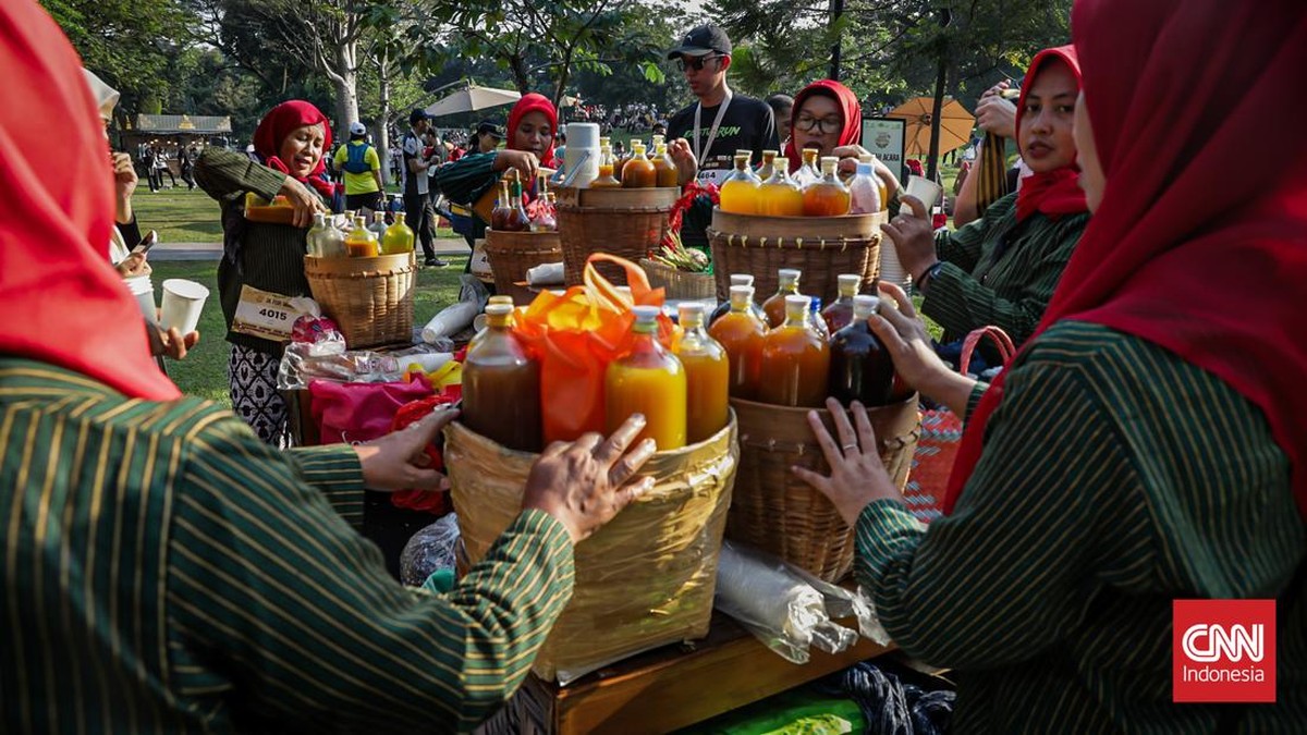 Sejumlah acaraki meyiapkan jamu gratis di Acaraki Jamu Festival di Hutan Kota Senayan, Jakarta Selatan, Minggu (7/6). (CNN Indonesia/Febria Adha L)