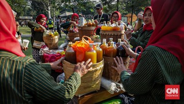 FOTO: Meramu Jamu Tradisional di Tengah Rindangnya Hutan Kot