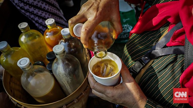 Sejumlah acaraki meyiapkan jamu gratis di Acaraki Jamu Festival di Hutan Kota Senayan, Jakarta Selatan, Minggu (7/6). (CNN Indonesia/Febria Adha L)