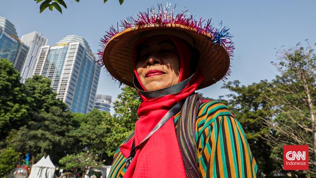 Sejumlah acaraki meyiapkan jamu gratis di Acaraki Jamu Festival di Hutan Kota Senayan, Jakarta Selatan, Minggu (7/6). (CNN Indonesia/Febria Adha L)