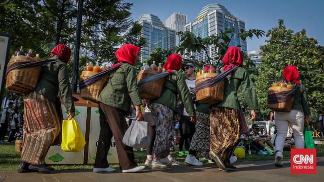 Sejumlah acaraki meyiapkan jamu gratis di Acaraki Jamu Festival di Hutan Kota Senayan, Jakarta Selatan, Minggu (7/6). (CNN Indonesia/Febria Adha L)