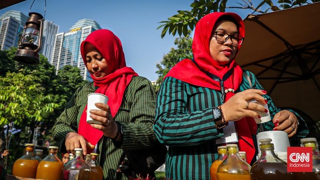 Sejumlah acaraki meyiapkan jamu gratis di Acaraki Jamu Festival di Hutan Kota Senayan, Jakarta Selatan, Minggu (7/6). (CNN Indonesia/Febria Adha L)