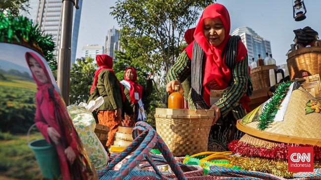 Sejumlah acaraki meyiapkan jamu gratis di Acaraki Jamu Festival di Hutan Kota Senayan, Jakarta Selatan, Minggu (7/6). (CNN Indonesia/Febria Adha L)
