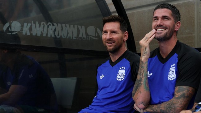 COLLEGE STATION, TEXAS - JUNE 06: Lionel Messi and Rodrigo De Paul of Argentina smile prior to the international friendly match between Argentina and Honduras at Kyle Field on June 06, 2026 in College Station, Texas.   Tim Warner/Getty Images/AFP (Ph