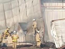Sudah 10 Jam, Kebakaran Pabrik Kayu di KIC Semarang Belum Padam