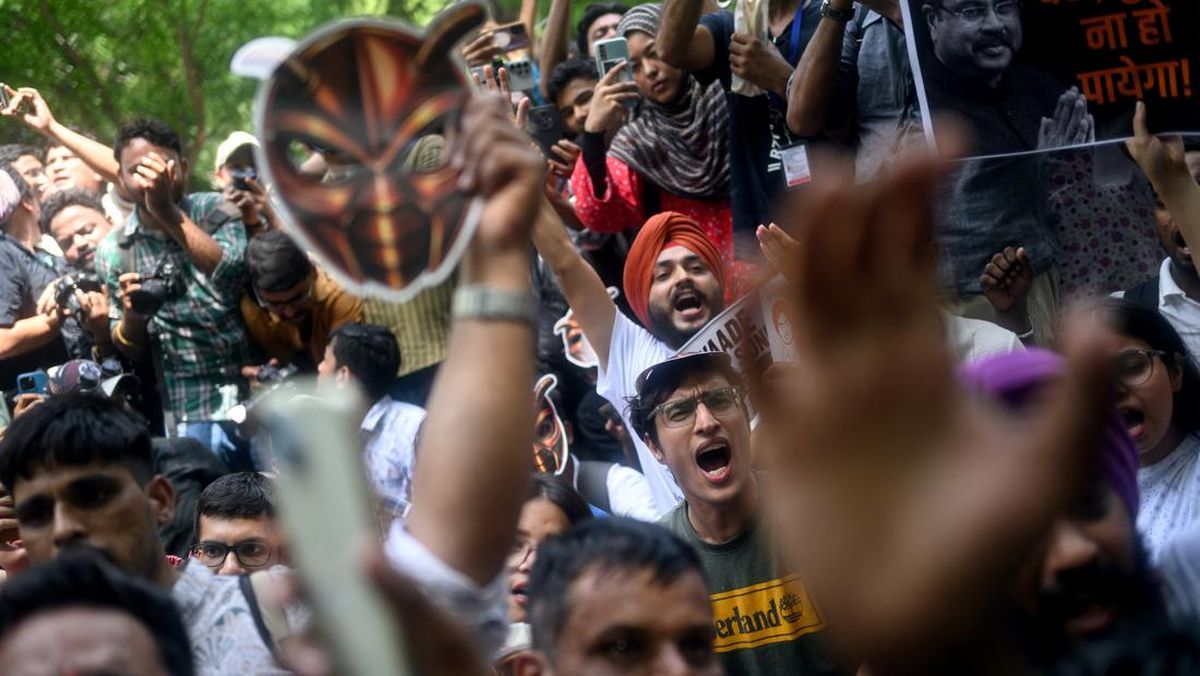 Aksi demo perdana Partai Rakyat Kecoak di New Delhi, India, Sabtu (6/6).