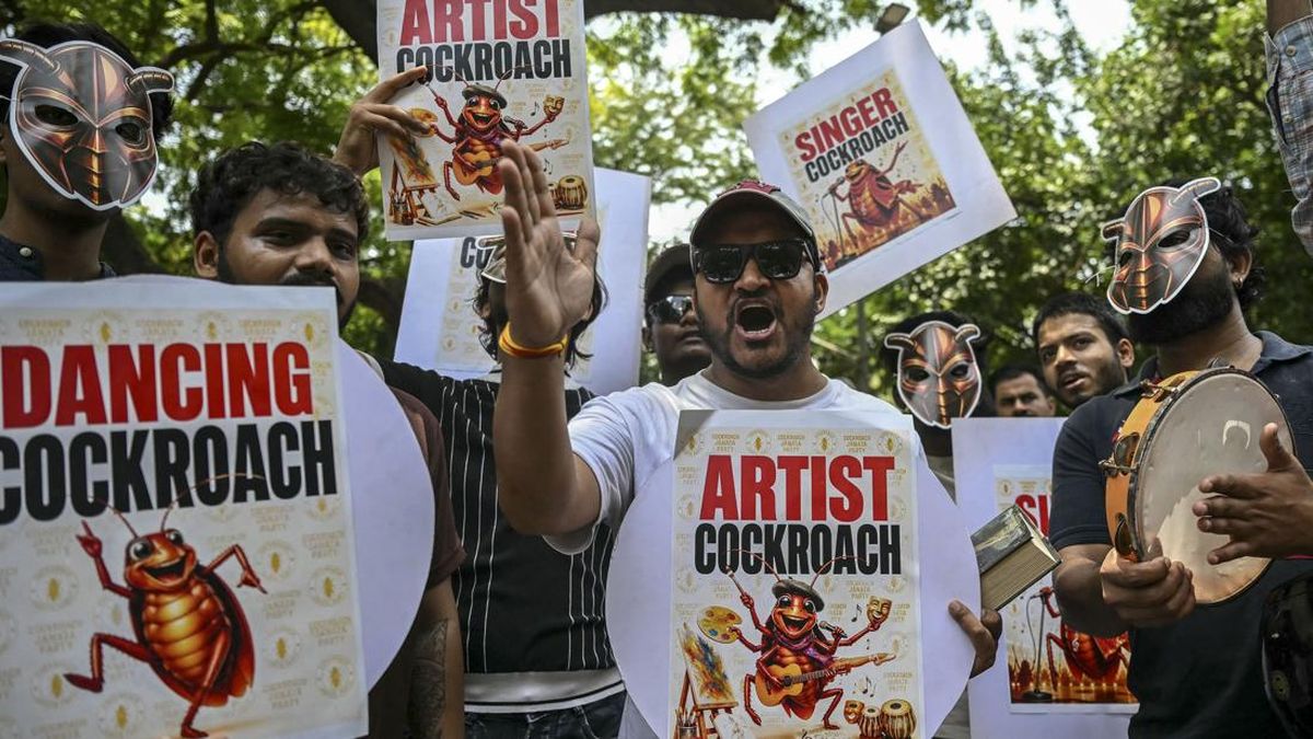 Aksi demo perdana Partai Rakyat Kecoak di New Delhi, India, Sabtu (6/6).
