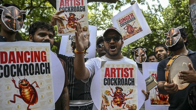 Aksi demo perdana Partai Rakyat Kecoak di New Delhi, India, Sabtu (6/6).