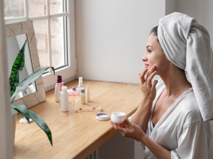 Penting untuk memakai skincare di pagi hari untuk menjaga kesehatan kulit / foto: freepik.com