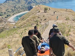 Turis China Pingsan hingga Badan Kaku di Puncak Pulau Padar TN Komodo
