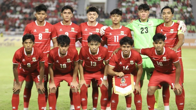 Timnas Indonesia U-19 berfoto bersama sebelum pertandingan melawan Vietnam U-19 pada pertandingan Piala AFF U-19 2026 di Stadion Utama Sumatera Utara, Kabupaten Deli Serdang, Minggu (7/6/2026). ANTARA FOTO/Yudi Manar/Lmo/bar