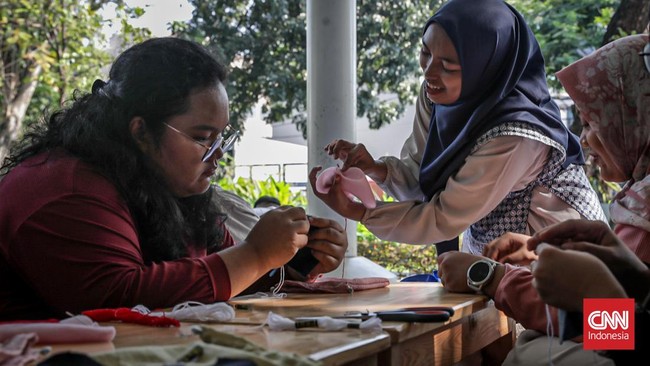 Sejumlah peserta mengantre untuk mengikuti Piknik Jaga Bumi di Tebet Eco Park, Jakarta, (6/7). (CNN Indonesia/Febria Adha L)