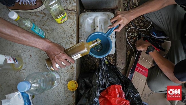 Sejumlah peserta mengantre untuk mengikuti Piknik Jaga Bumi di Tebet Eco Park, Jakarta, (6/7). (CNN Indonesia/Febria Adha L)