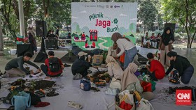 Sejumlah peserta mengantre untuk mengikuti Piknik Jaga Bumi di Tebet Eco Park, Jakarta, (6/7). (CNN Indonesia/Febria Adha L)