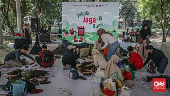 Sejumlah peserta mengantre untuk mengikuti Piknik Jaga Bumi di Tebet Eco Park, Jakarta, (6/7). (CNN Indonesia/Febria Adha L)