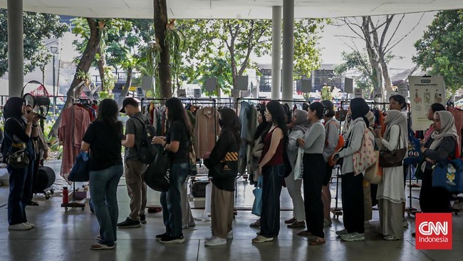 Sejumlah peserta mengantre untuk mengikuti Piknik Jaga Bumi di Tebet Eco Park, Jakarta, (6/7). (CNN Indonesia/Febria Adha L)