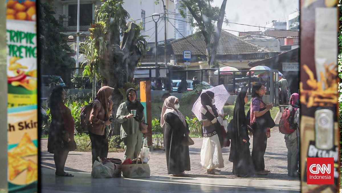 Sejumlah peserta mengantre untuk mengikuti Piknik Jaga Bumi di Tebet Eco Park, Jakarta, (6/7). (CNN Indonesia/Febria Adha L)