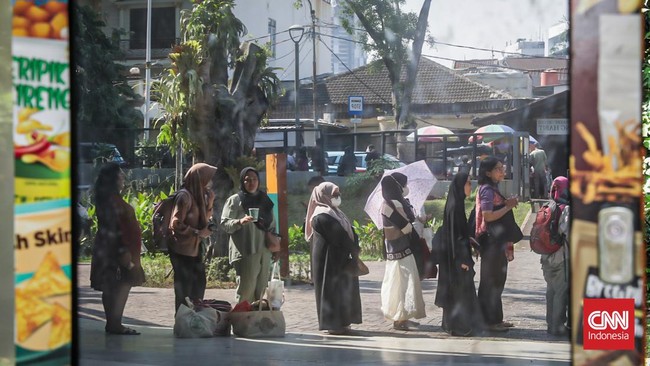 Sejumlah peserta mengantre untuk mengikuti Piknik Jaga Bumi di Tebet Eco Park, Jakarta, (6/7). (CNN Indonesia/Febria Adha L)