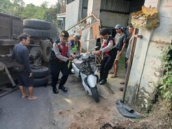 Truk Bermuatan Batu Mundur di Tanjakan Buleleng, Pemotor Tewas Tertabrak