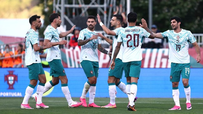 Soccer Football - International Friendly - Portugal v Chile - Estadio Nacional do Jamor, Lisbon, Portugal - June 6, 2026 Portugal's Goncalo Guedes celebrates scoring their first goal with teammates REUTERS/Rodrigo Antunes