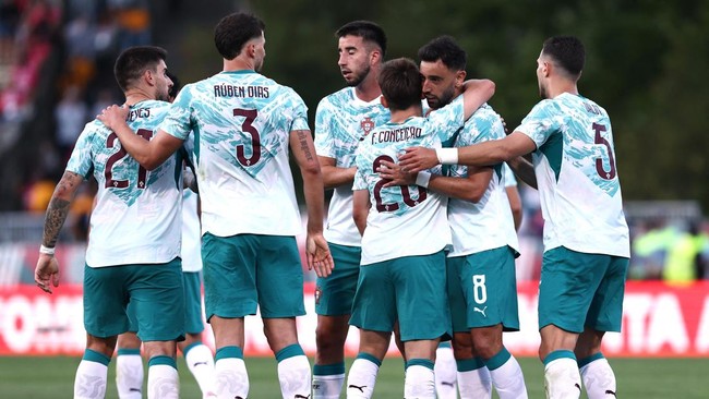 Soccer Football - International Friendly - Portugal v Chile - Estadio Nacional do Jamor, Lisbon, Portugal - June 6, 2026 Portugal's Bruno Fernandes celebrates scoring their second goal with teammates REUTERS/Rodrigo Antunes