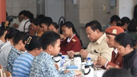 Presiden Prabowo Subianto menikmati makan siang bersama para siswa Sekolah Rakyat Menengah Pertama (SRMP) 17 Tabanan, Bali, Minggu (7/6/2026). ANTARA/HO-Bakom RI