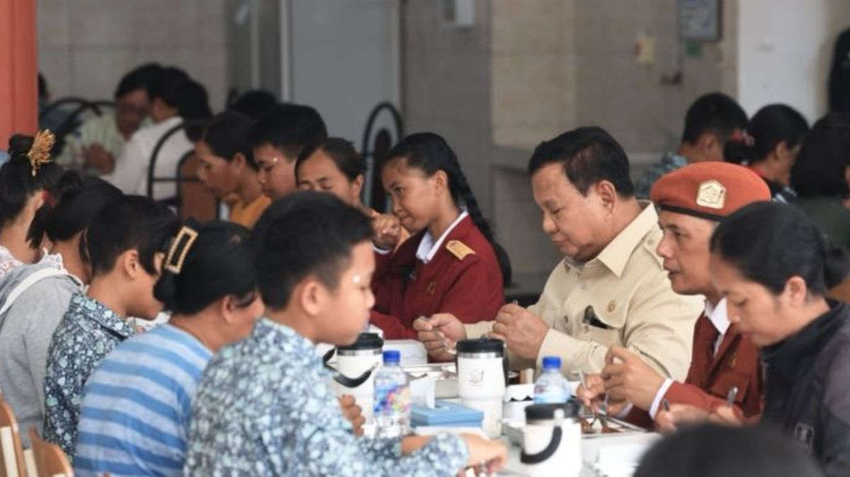 Prabowo Lahap Santap MBG Bareng Pelajar Sekolah Rakyat di Bali