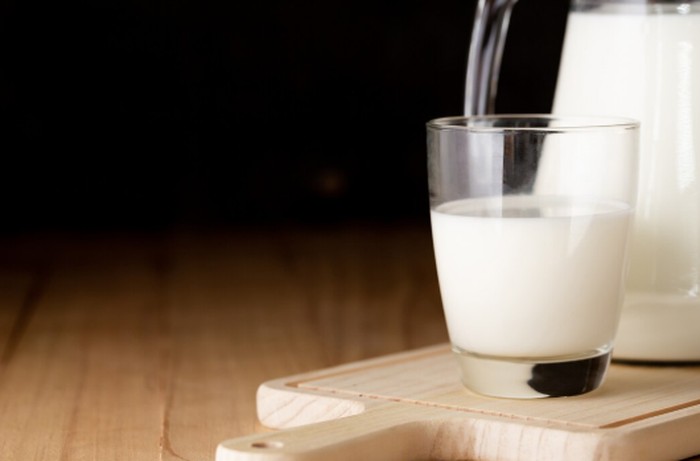 Susu, yogurt, dan keju cottage mengandung tryptophan yang dikenal dapat mendukung kualitas tidur. Menurut penelitian, konsumsi susu sebelum tidur dapat membantu tubuh lebih nyaman beristirahat./ Foto: magnific.com/jcomp