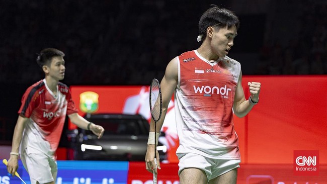 Raymond Indra/Nikolaus Joaquin saat memenangkan laga semifinal Indonesia Open 2026. (CNN Indonesia/Adi Ibrahim)