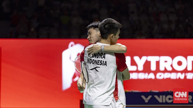 Ganda putra Indonesia Raymond Indra/Nikolaus Joaquin berhasil melangkah ke final Indonesia Open 2026 setelah mengalahkan rekan senegaranya, Sabar Karyaman Gutama/Mohammad Reza Pahlevi Isfahani, pada laga semifinal yang berlangsung di Istora Gelora Bu