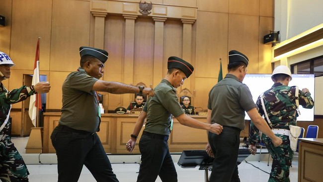 Terdakwa kasus dugaan penculikan dan pembunuhan kepala cabang (kacab) bank, Kopda Feri Heriyanto (tengah), Serka Frengky Yaru (kedua kiri), dan Serka Mochamad Nasir (kedua kanan) menjalani sidang pembacaan putusan (vonis) di Pengadilan Militer II-08,