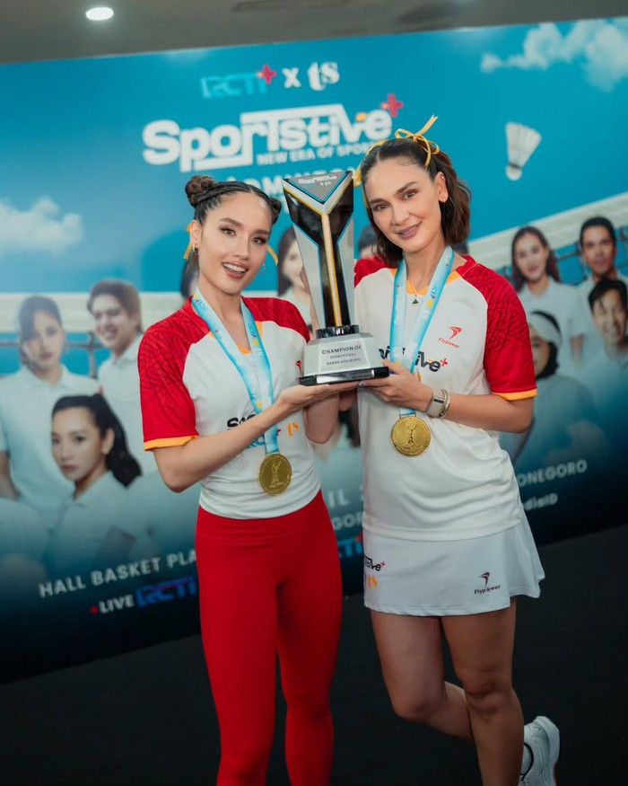 Sporty sekaligus cute, Luna Maya memadukan outfit merah putih dengan pita di rambut yang bikin penampilannya makin mencuri perhatian saat ikut lomba bulutangkis. /Foto: instagram.com/lunamaya