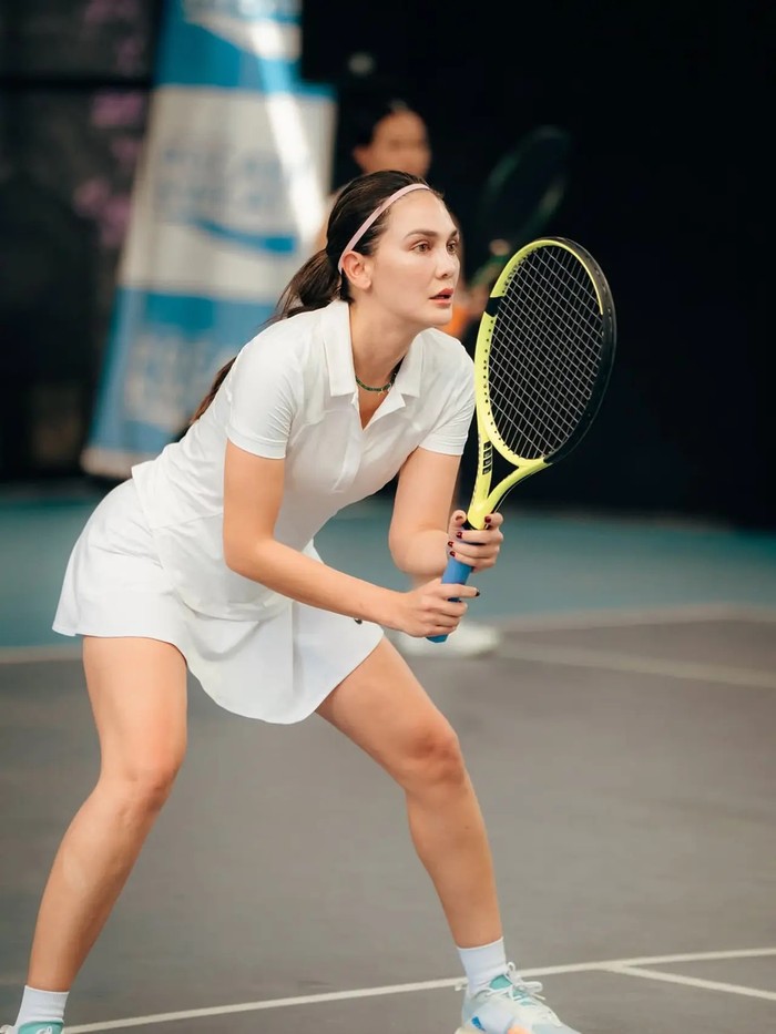 Tampil simpel saat main tenis, Luna Maya&nbsp;mengenakan&nbsp;outfit tenis serba putih yang bikin look sporty terlihat makin elegan/Foto: instagram.com/lunamaya