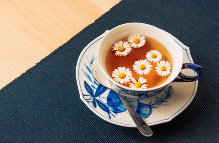 Teh chamomile menjadi salah satu minuman herbal yang populer untuk relaksasi. Kandungan antioksidannya dipercaya dapat membantu mengurangi insomnia dan meningkatkan kualitas tidur./ Foto: magnific.com/8photo