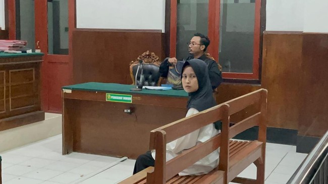 Terapis spa, Nur Hasannah Prasetya terdakwa pencurian uang pelanggannya, Tonny Soegiono Rp 1,2 miliar