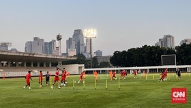 Timnas Indonesia menjalani latihan di Stadion Madya, Senayan, Jakarta menjelang laga melawan Zimbabwe, Minggu (7/6) sore.