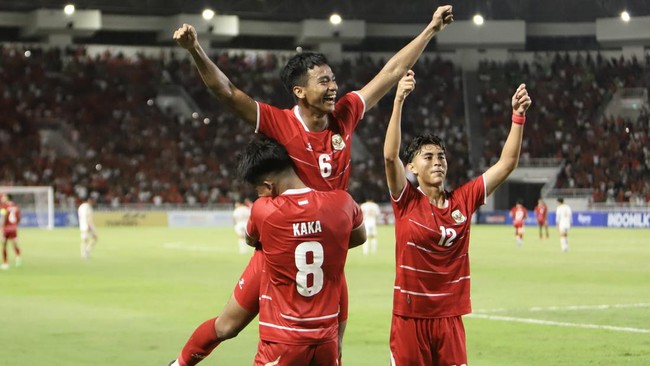 Pesepak bola Timnas Indonesia U-19 Evandra Florasta (atas) bersama Arkhan Kaka Putra Purwanto (kiri bawah) dan Welberlieskott De Halim Jardim (kanan) berselebrasi usai mencetak gol ke gawang Vietnam U-19 pada pertandingan Piala AFF U-19 2026 di Stadi