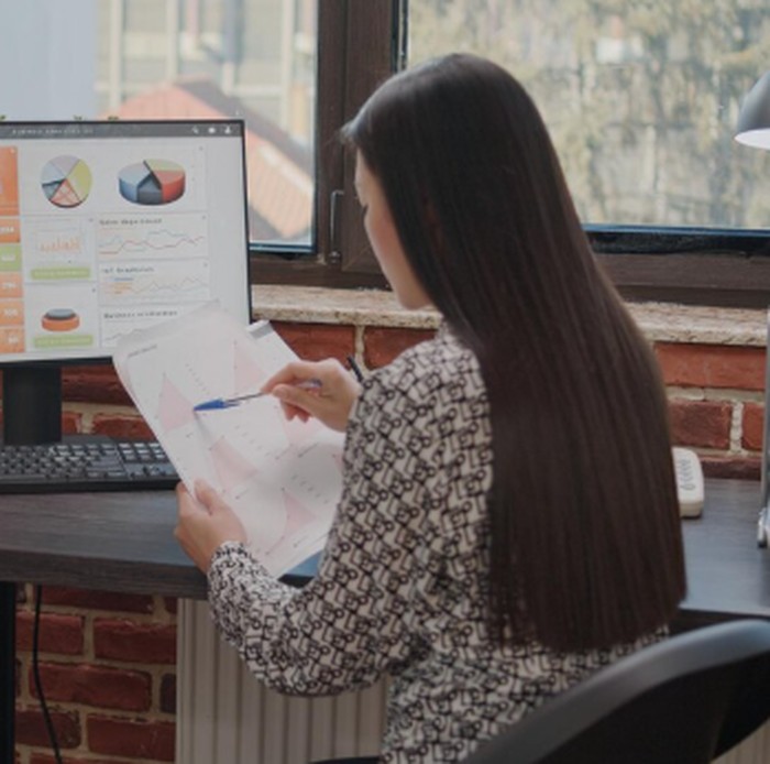 Virgo memiliki kemampuan analisis yang sangat kuat dan detail. Mereka dikenal teliti dalam mengumpulkan serta mengolah informasi./ Foto: magnific.com/DC Studio