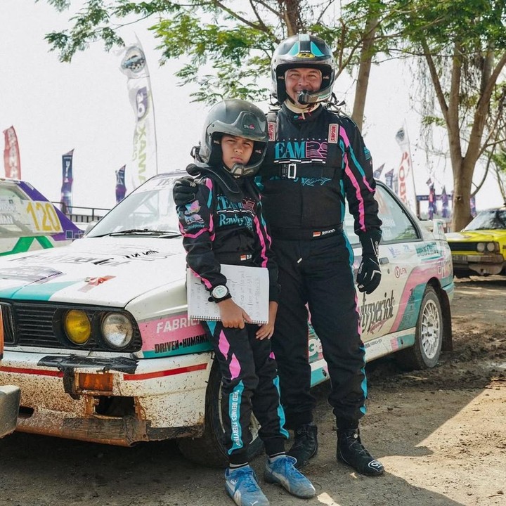 <p>Hal ini terlihat dari beberapa momen yang diunggah Sissy dan Rifat lewat Instagram. Seperti pada potret ini, Mayka terlihat bersama sang Ayah mengikuti ajang Nusantara Sprint Rally yang digelar pada tahun 2025. "Kami Berhasil! Rifato dan El Mayka juara 1 kelas R2 dan juara 1 grup R (RWD). Dan Mayka, kamu juara di hati kita semua," tulis Rifat, dikutip dari akun Instagram <em>@rifato</em>. (Foto: Instagram @rifato / @elmaykasungkar)</p>