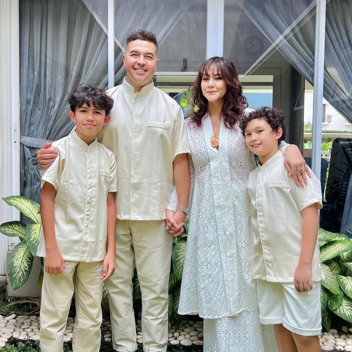 <p>Sissy Prescillia resmi menikah dengan Rifat Sungkar pada 10 Juli 2010, Bunda. Pasangan ini hidup harmonis dan kini telah dikaruniai dua orang anak laki-laki, yaitu El Mayka Rifat Sungkar dan Mikkairo Riley Sungkar. (Foto: Instagram @sysiio)</p>