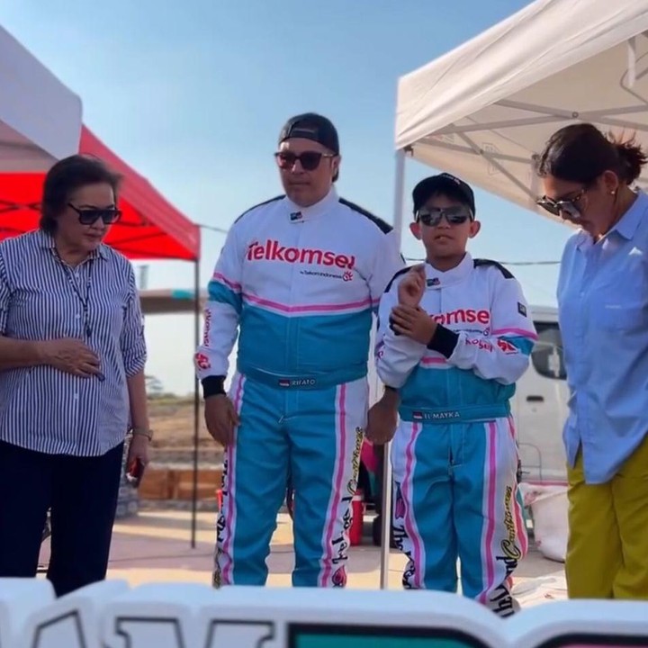 <p>Di ajang Semarang Sprint Rally, Mayka diketahui menjadi navigator atau<em> co-driver</em> untuk sang Ayah. Momen ini pun langsung dibanjiri komentar dari netizen. "Masya Allah anak soleh mama sissy dan papa Rifat menuruni hobi papahnya," kata<em> @day***.</em> "Wah ini sih buah jatuh se akar-akarnya," ujar <em>"eni****.</em> "Paling senang dan bangga lihat keluarga ini," tambah<em> @bri***.</em> (Foto: Instagram @sysiio)</p>