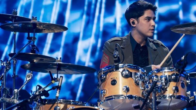 Pesona Al Ghazali Jadi Drumer Dewa 19 Gantikan Tyo Nugros yang Dicekal di Bandara