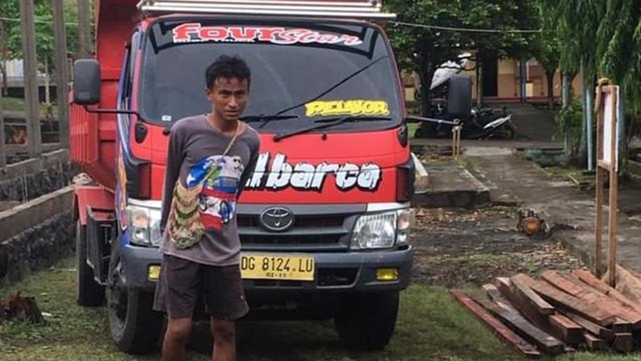 Pilih Jadi Kuli Bangunan&comma; Anak Wali Kota Tidore Tak Mau Gunakan Privilege Ayah Pejabat