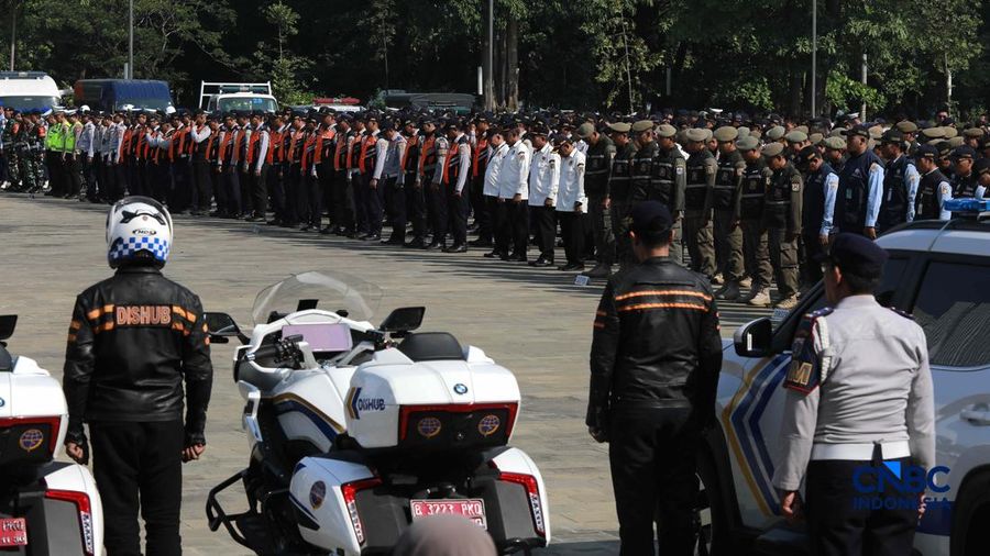 Apel campuran nan melibatkan personel campuran dari unsur Dinas Perhubungan (Dishub), Satpol PP, TNI, Polri, hingga Dinas Sosial di Plaza Selatan Monas, Jakarta, Senin, (8/6/2026). (CNBC Indonesia/Muhammad Sabki)