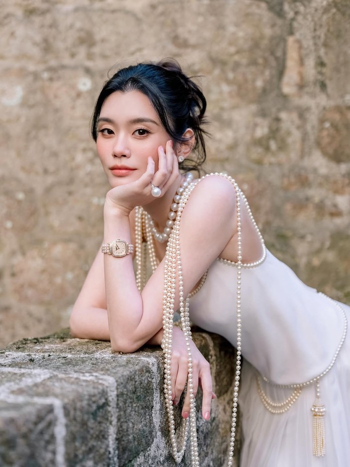 Selain gaun Dior untuk upacara pernikahan, Ming Xi juga mengenakan dua busana ikonik lainnya. Setiap gaun dipilih dengan makna dan cerita yang berbeda./ Foto: instagram.com/mingxi11
