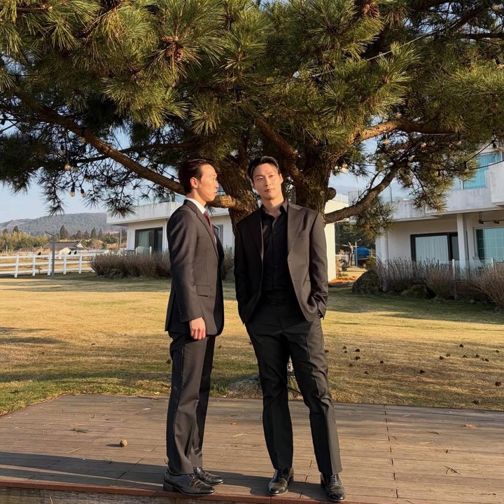 <p>Selain <em>chemistry</em> pasangan utama, adegan Son Jae Chan dan Cha Se Gye juga sukses mengundang tawa penonton. Son Jae Chan merupakan tangan kanan Cha Se Gye yang diperankan aktor Yoon Byung Hee. (Foto: Instagram @limjjy2 @namjun0609)</p>